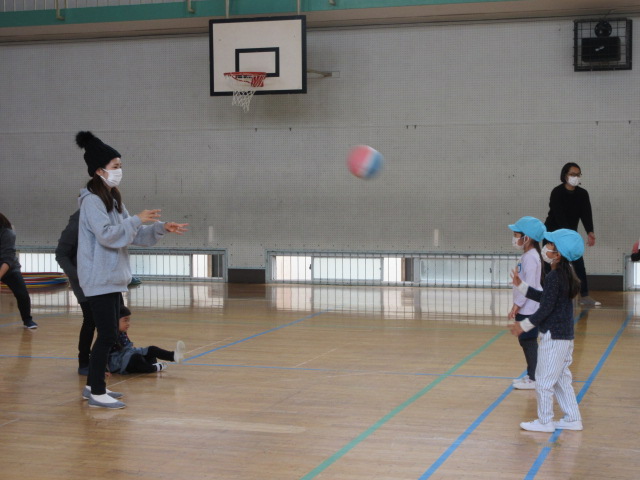 写真:ボールで遊ぶ様子