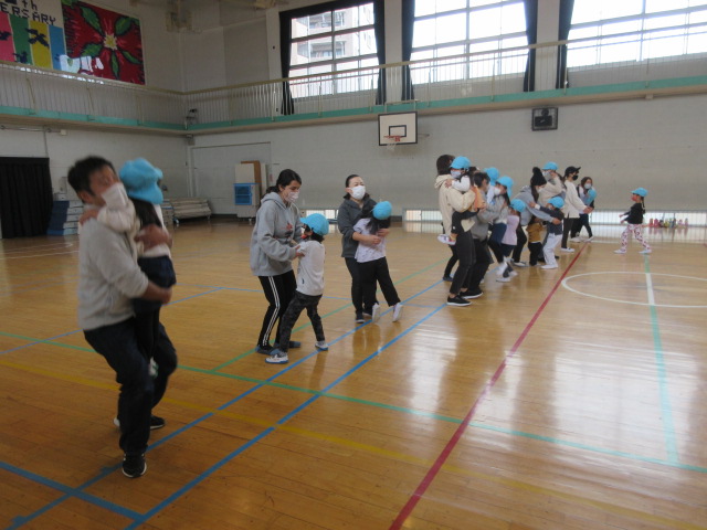 写真:親子でハグをする様子