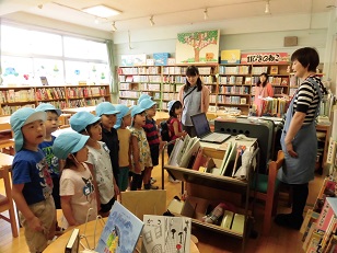 写真:学校の図書館に行こう1