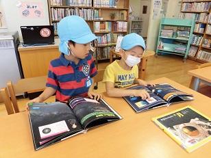 写真:学校の図書館に行こう2