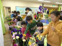 写真:お花を選ぶ子どもたち