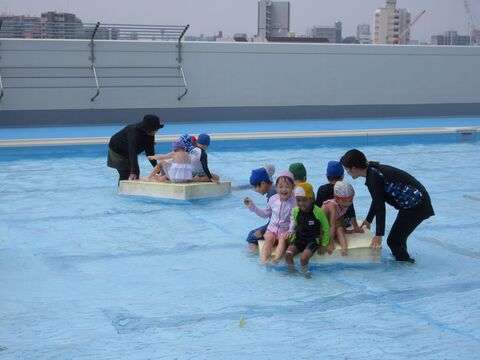 小学校プールで遊んでいる様子2