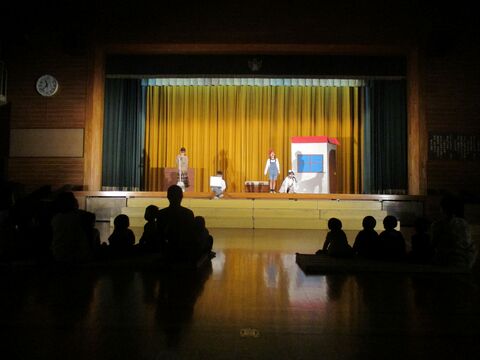 学芸会(小学校の劇を見ている様子)
