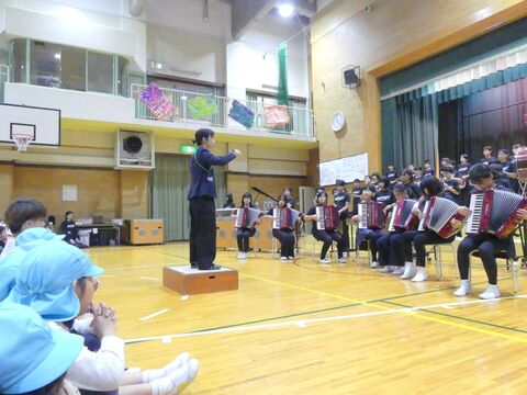 音楽会(小学校の合奏を聴いている様子)