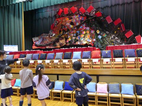 作品展(小学生の作品を見ている様子)