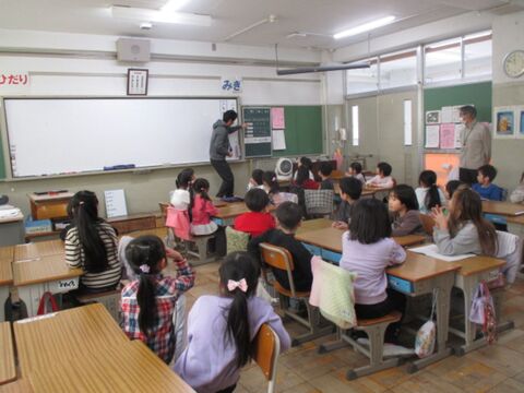 年長-1年生(教室で先生の話を聞く様子)