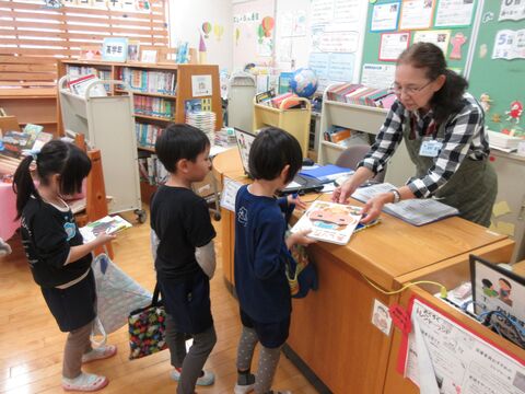 図書室利用(絵本を借りている様子)