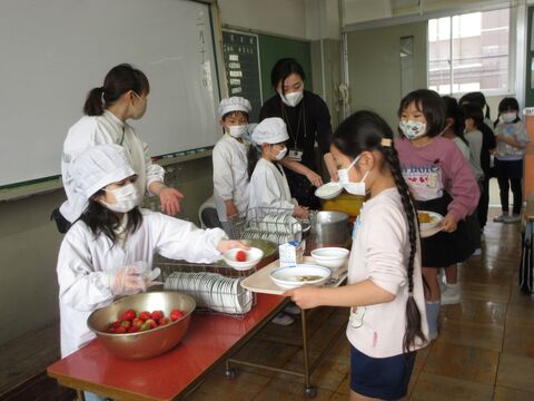 年長-1年生(給食を配膳している様子)