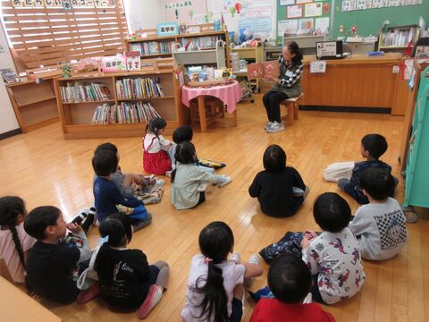 図書室利用(絵本の読み聞かせを聞いている様子)