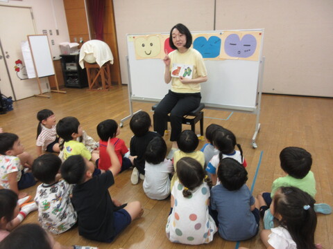 英語の本を読んでいる様子