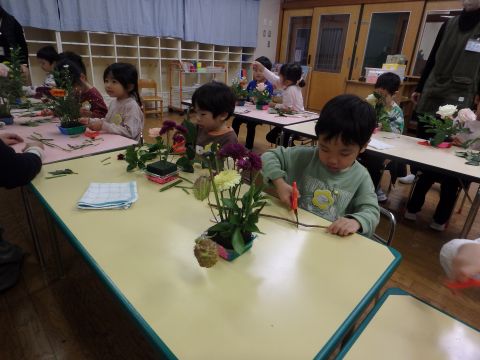 フラワーアレンジメント体験の様子