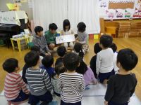写真:読み聞かせを楽しむ子どもたち