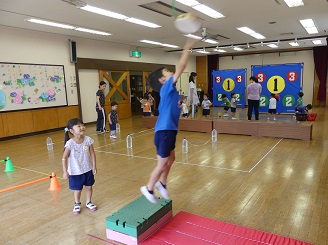 写真:台に乗って体を動かす子ども