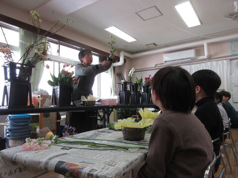 お花屋さんから説明を受けている様子