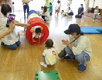 写真:トンネルをくぐる子どもたち