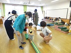 写真:お母さんと手を繋ぎながら渡る子どもたち