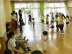 写真:年少組と年中組のダンスの様子2