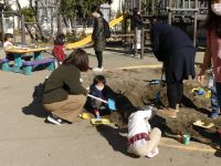 写真:園庭遊びをする親子1