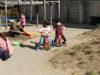 写真:三輪車に乗る子どもたち