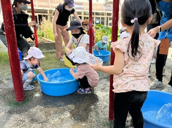 写真:園庭で遊びを楽しみました1