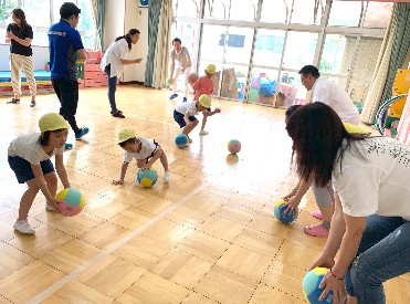 写真:2019年6月8日　年中組　体幹を鍛える2