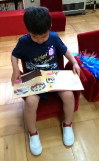 写真:絵本を読む子供