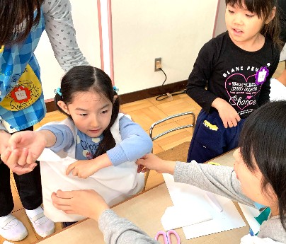 写真:年長組「にっぽりのふくをつくろう！」(3)3