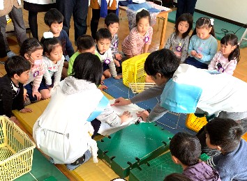 写真:年長組「にっぽりのふくをつくろう！」(5)1