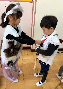 写真:年長組「にっぽりのふくをつくろう！」(5)5