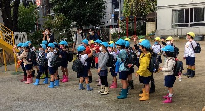 写真:5歳すみれ組　芋掘り遠足1