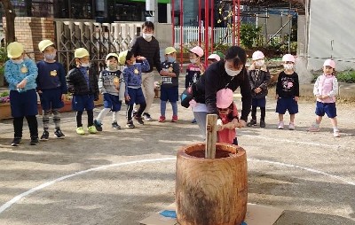 写真:3歳もも組　初めてのもちつき会