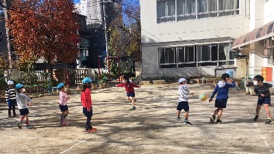 写真:外で遊ぶ子どもたち