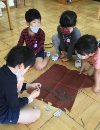 写真:準備をする子どもたち1