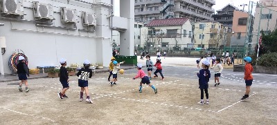 写真:庭でドッジボールをする子どもたち