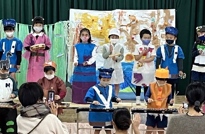 写真:衣装を着て楽器を演奏する子どもたち