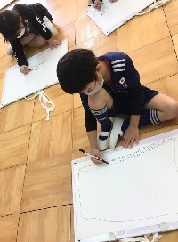 写真:絵を描く子どもたち2