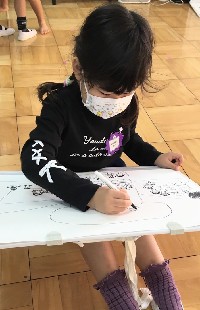 写真:絵を描く子どもたち3