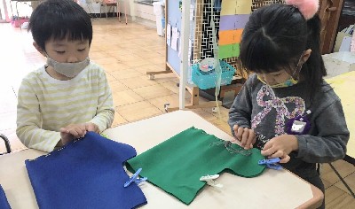 写真:ブーツ作りをする子どもたち