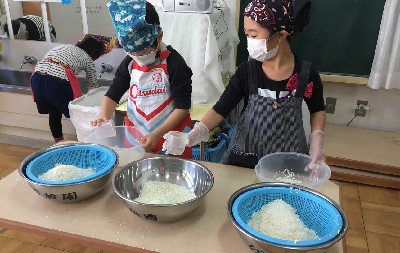 写真:もち米を洗う子どもたち1