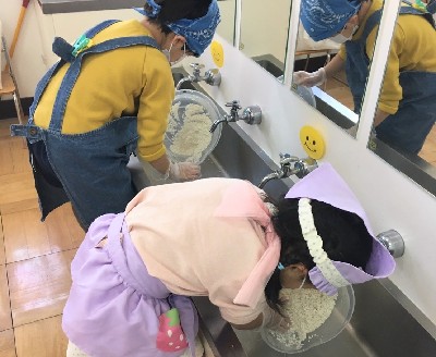 写真:もち米を洗う子どもたち2