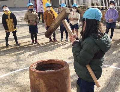 写真:もちつき会をする子どもたち