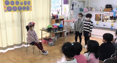 写真:友だちのお祝いをする子どもたち