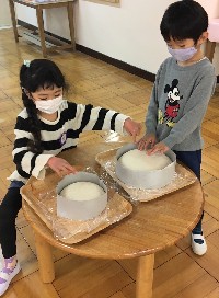 写真:鏡餅に触る子どもたち