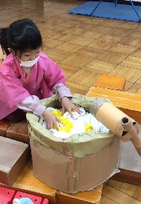 写真:再現遊びをする子ども