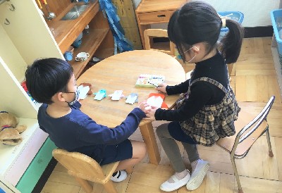写真:折り紙ぺんぎんを作る子どもたち