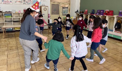 写真:Sケンをする子どもたち