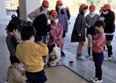 写真:投げゴマをする子どもたち3