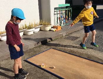 写真:投げゴマをする子どもたち2