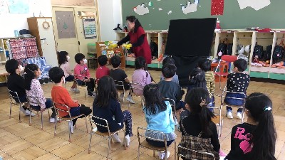 写真:先生と子どもたち1