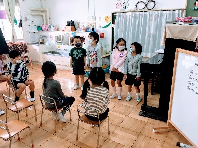 写真:お楽しみ会をする子どもたち1